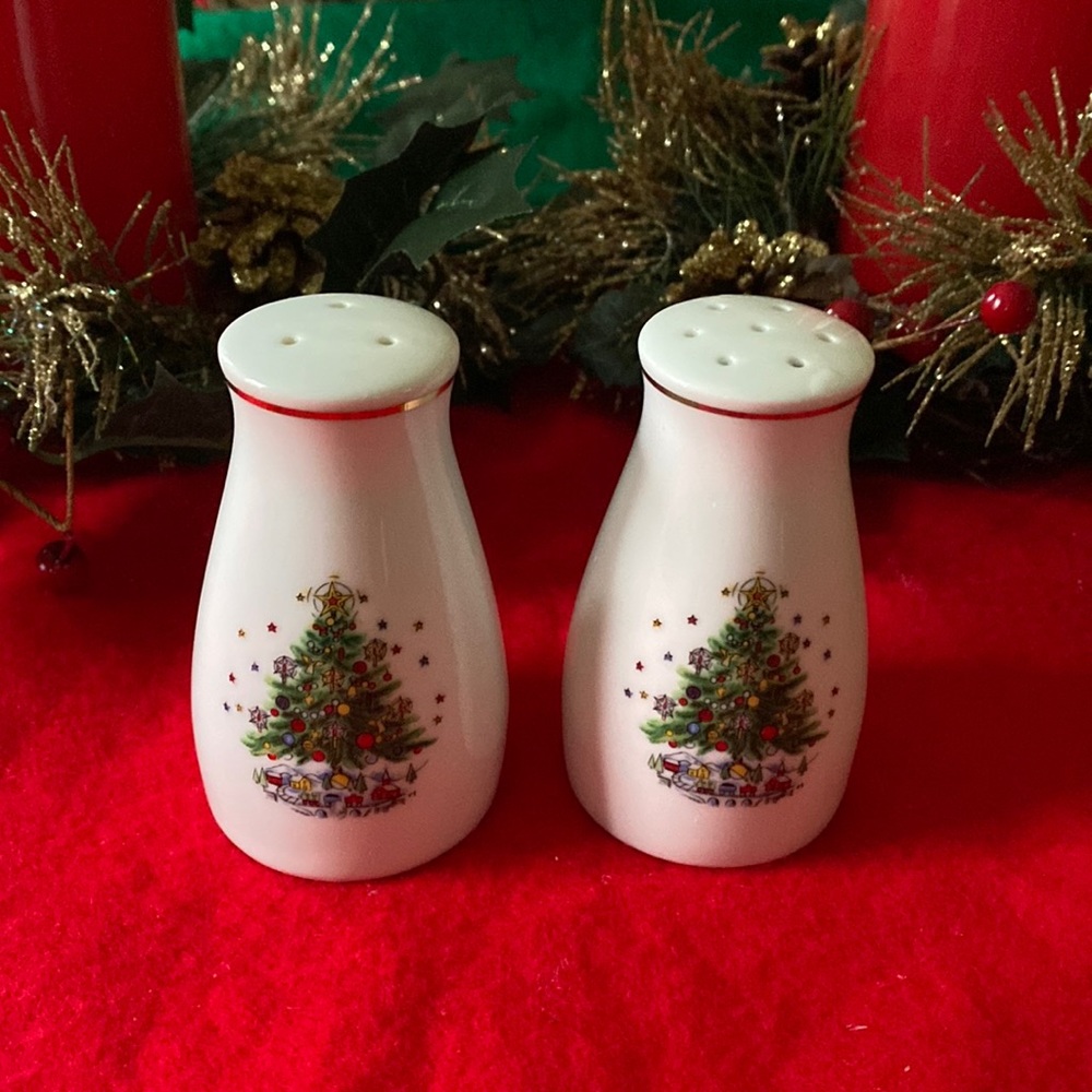 Salem's Fine China "Christmas Eve" salt/pepper shakers